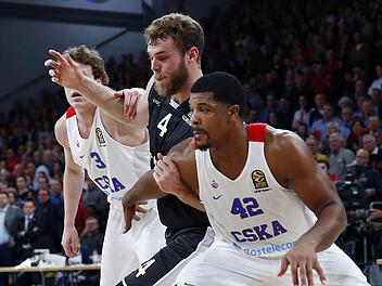 Nicolo Melli im Duell mit Kyle Hines (r.) Foto: Daniel Löb