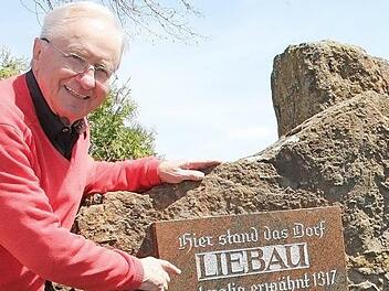 Es ist der Lieblingsort von Heinz Köhler: Der Gedenkstein, der an das Dorf Liebau erinnert. Mittlerweile führt der Weg am "Grünen Band" dorthin. Foto: Veronika Schadeck