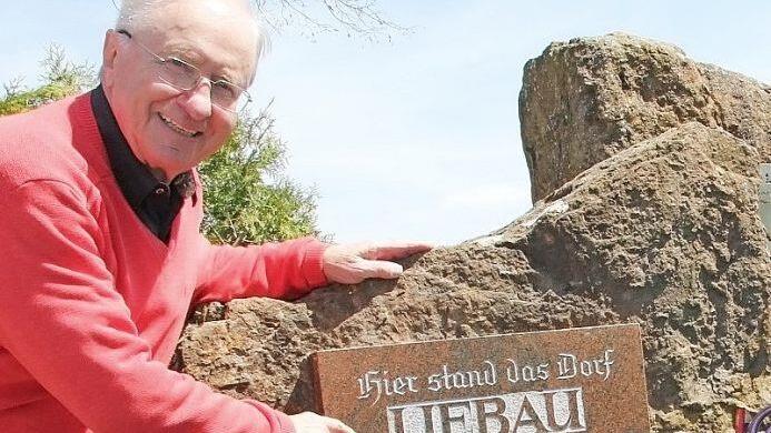 Es ist der Lieblingsort von Heinz Köhler: Der Gedenkstein, der an das Dorf Liebau erinnert. Mittlerweile führt der Weg am "Grünen Band" dorthin. Foto: Veronika Schadeck