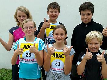 Daumen hoch bei den Hammelburger Mädels und Jungs. Das Bild zeigt (vorne, von links) Tina Sell, Jasmin Heisler und Leo Götz sowie hinten (von links) Annika Sell, Kaj Mischke und Tim Augsburg. Karlheinz Franz