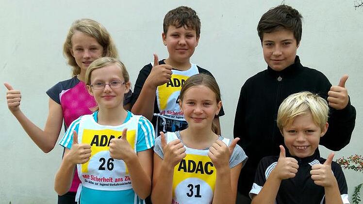 Daumen hoch bei den Hammelburger Mädels und Jungs. Das Bild zeigt (vorne, von links) Tina Sell, Jasmin Heisler und Leo Götz sowie hinten (von links) Annika Sell, Kaj Mischke und Tim Augsburg. Karlheinz Franz