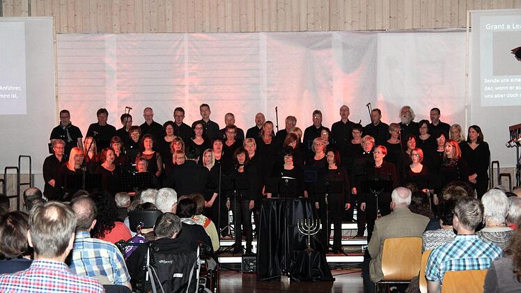Beim Rock-Oratorium war es auf und vor der Bühne voll.  Foto: Richard Sänger