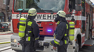 Dachstuhl eines Mehrfamilienhauses fängt Feuer