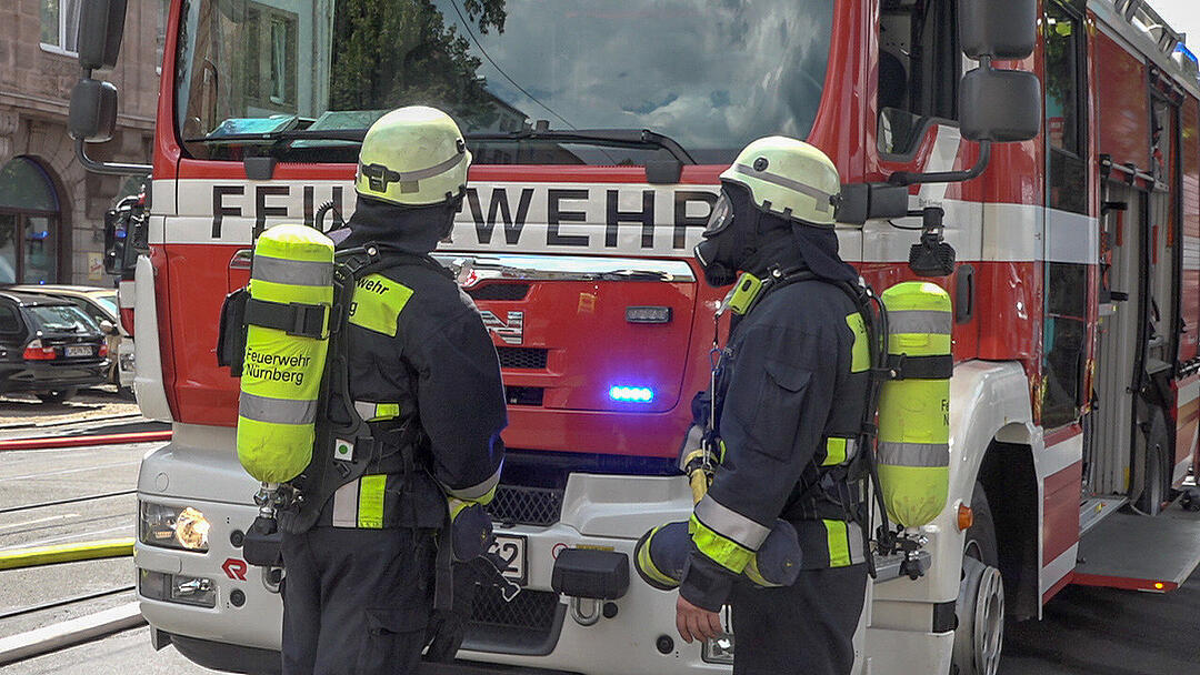 Dachstuhl eines Mehrfamilienhauses fängt Feuer