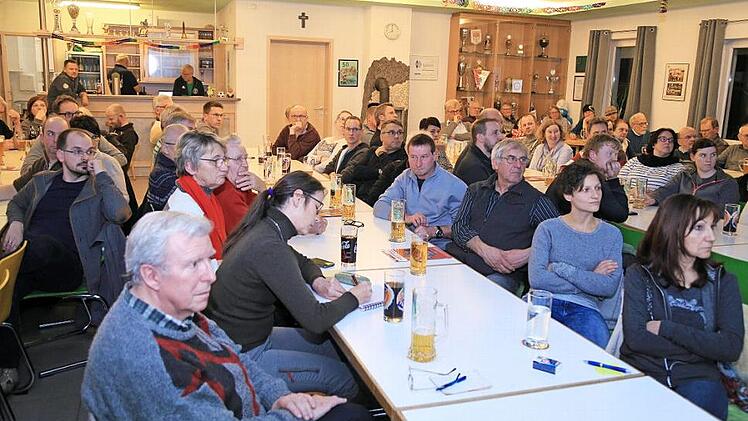 Die Zuhörer in der Bürgerversammlung in Schlaifhausen  Fotos: Franz Galster