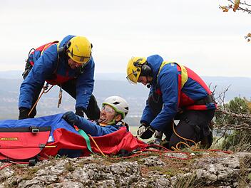 Ein Patient wird im Bergesack für den Abtransport mit dem Hubschrauber vorbereitet. Katrin Geyer
