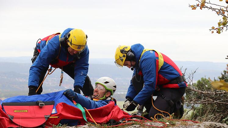 Ein Patient wird im Bergesack für den Abtransport mit dem Hubschrauber vorbereitet. Katrin Geyer