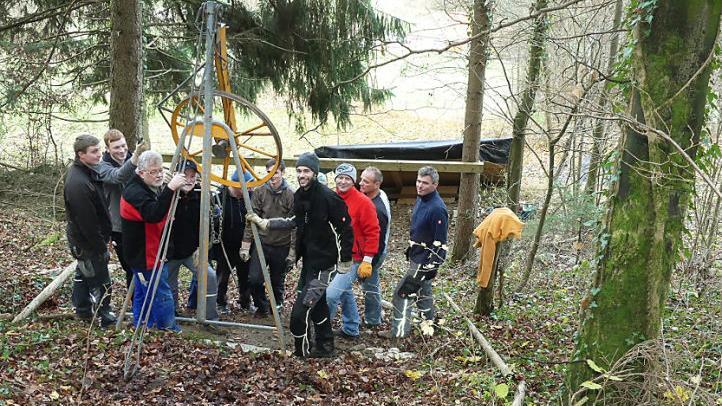 "Viele Händ' machen schnell ein End'" gilt auch beim Aufbau des Muggendorfer Skilifts. Foto: Paul Pöhlmann