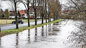 Die Pegelstände der Flüsse, wie hier der Weiße Main in Lanzendorf, stiegen an.