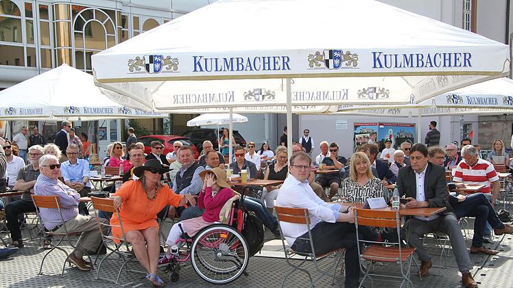 Der Biergarten war  bei der Eröffnung voll besetzt.