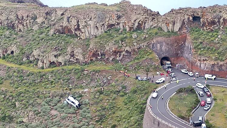 Bus st&uuml;rzt auf Kanareninsel B&ouml;schung hinab