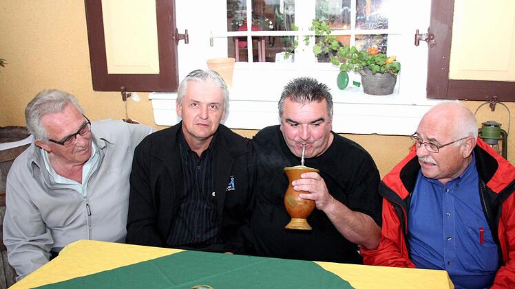 Alfred Freudenthaler (Dritter von links) genießt den Matetee. Von links:  Edio Schwantes, Pfarrer Clautério Kegler und der  Pfarrer  im Ruhestand,  Rudi Fischer, der die Partnerschaft initiiert hat.
