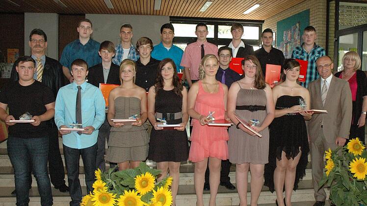 Diese 19 Absolventinnen und Absolventen der Mittelschule erreichten ihren Quali mit besten Ergebnissen. Links Schulleiter Josef Friedrich, rechts Schulverbandsvorsitzender Bürgermeister Wilhelm Schneider und Klassenlehrerin Ingrid Kraemer.