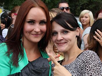 Ein "X" für Xavas zeigen die beiden Fans Katharina und Ronia aus Dresden.  Fotos: Vivian Hopf