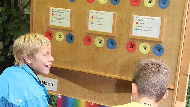 Für Lars Pühlhorn und Johannes Bär (rechts) ist das Imkerquiz bei den Walderlebnistagen kein Problem.