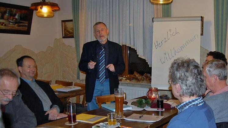 Waldemar Bug (58) leitet die Nominierungsversammlung von ödp und Bündnis für Arbeit, Umwelt und Familie.