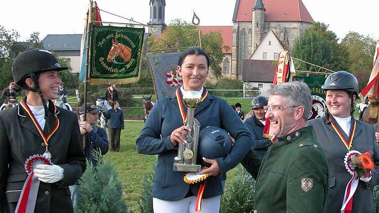 Dressur LK 5: Landrat Michael Busch gratuliert Kreismeisterin Anja Fischer (RSG Frankenhof Sonnefeld). Die Nächstplatzierten Bianca Posekardt (links) und Candy Flemming traten für den TSV Beiersdorf an.