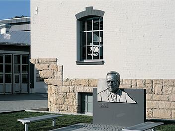 Eine Büste erinnert im Coburger Stammwerk an den Firmengründer Max Brose. Foto: Brose