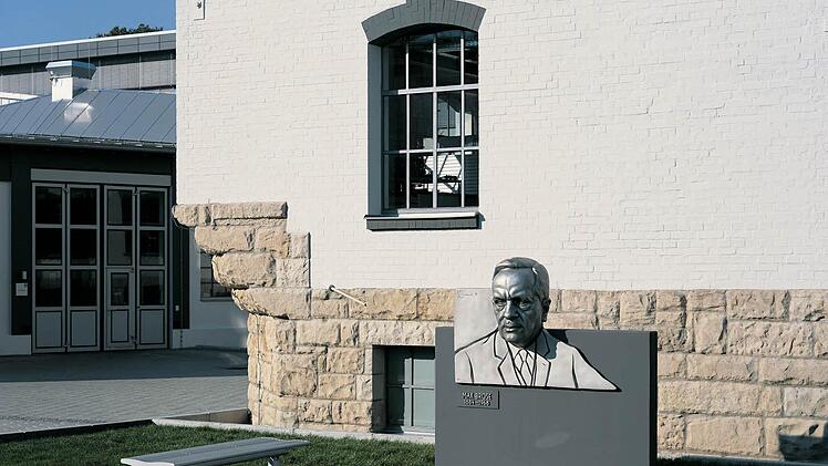 Eine Büste erinnert im Coburger Stammwerk an den Firmengründer Max Brose. Foto: Brose