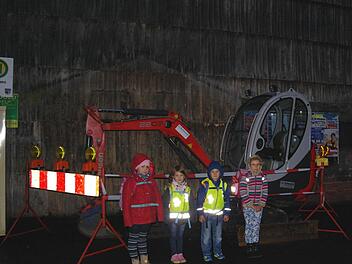 Emily, Mia, Jayden und Selina warten in Speicherz auf den Bus - ab Mitte Oktober mit dem ersten neuen Wartehäuschen in der Gemeinde. Foto: Stephanie Elm
