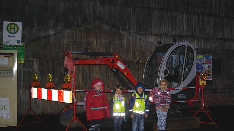 Emily, Mia, Jayden und Selina warten in Speicherz auf den Bus - ab Mitte Oktober mit dem ersten neuen Wartehäuschen in der Gemeinde. Foto: Stephanie Elm