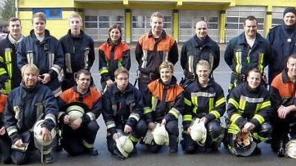Kräftig anpacken hieß es für die Eberner Feuerwehr bei der Leistungsprüfung an Heiligabend (ganz oben). Im Bild unten die Teilnehmer mit den Prüfern und der Feuerwehr-Führung  Fotos: Katharina Becht