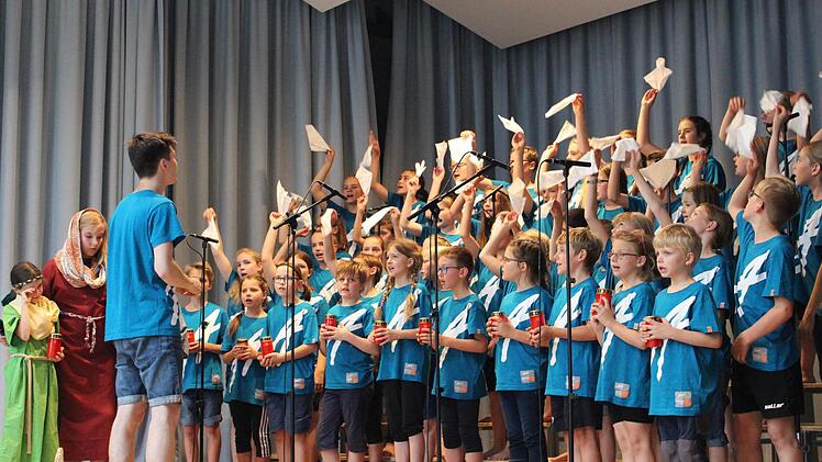 "Abschied, das ist fast wie sterben” singt der Chor, als der Vater in die Isolation gehen muss.