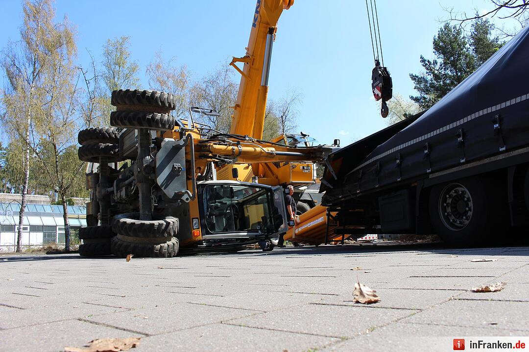 Erlangen: Bagger kippt auf Unigelände um