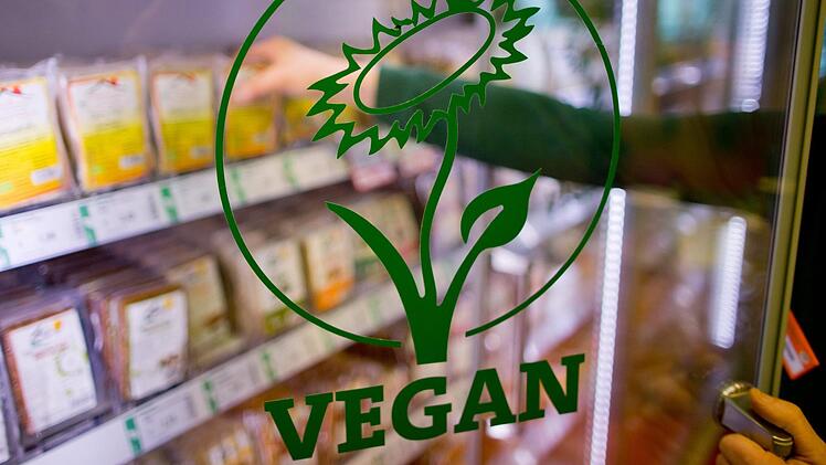 Rewe-Markt füllt Fleischtheke mit veganen Produkten: Veggie statt Fleisch