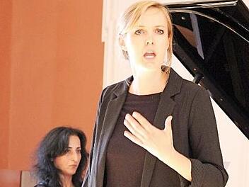 Katharina Guglhör und sieben weitere Studenten der Hochschule für Musik zeigten unter Begleitung von Anahit Ter-Tatshatyan am Klavier im Thurnauer Schloss ihr beeindruckendes Können. Foto: Katharina Müller-Sanke