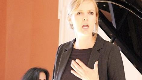 Katharina Guglhör und sieben weitere Studenten der Hochschule für Musik zeigten unter Begleitung von Anahit Ter-Tatshatyan am Klavier im Thurnauer Schloss ihr beeindruckendes Können. Foto: Katharina Müller-Sanke