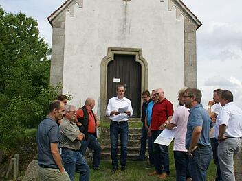 Der Bauausschuss Eltmann besichtigte am Montag die Bergkapelle Lembach, von der neuerdings bekannt ist, dass die Stadt die Eigentümerin ist und nicht die Kirche. Foto: Sabine Weinbeer