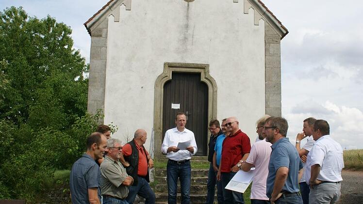 Der Bauausschuss Eltmann besichtigte am Montag die Bergkapelle Lembach, von der neuerdings bekannt ist, dass die Stadt die Eigentümerin ist und nicht die Kirche. Foto: Sabine Weinbeer