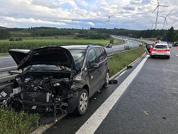 Schwerer Unfall auf der A9: Auto kommt auf nasser Straße ins Schleudern - Gaffer filmen. Foto: News5/Fricke