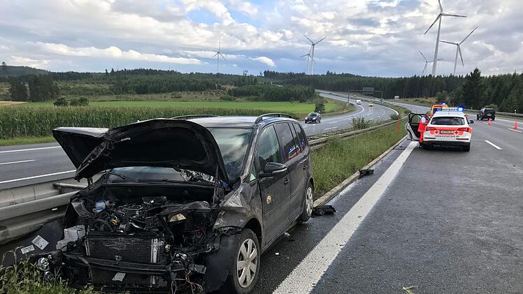 Schwerer Unfall auf der A9: Auto kommt auf nasser Straße ins Schleudern - Gaffer filmen. Foto: News5/Fricke