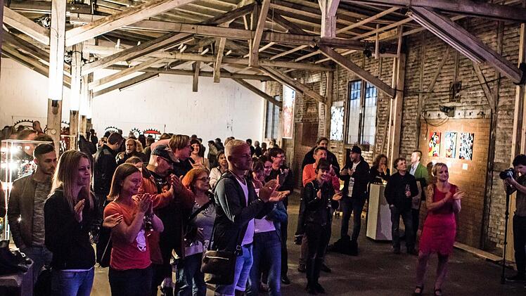 Der New Yorker Pop-Art-Künstler Billy The Artist lockte gemeinsam mit Alex dem pinselnden Sprayer zahlreiche Besucher in die alte Pakethalle in Coburg. Foto: Jochen Berger