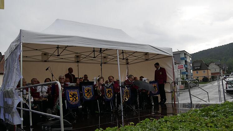 Was wäre ein internationales Fest ohne Musik! Die Stadtkapelle Neustadt, unter der Leitung von Kapellmeister Daniel Härich, hatte ihre eigene Bühne. Auf den ersten Blick waren die Musiker zwar nicht gleich zu sehen, dafür jedoch überall zu hören. Foto: Manja von Nida