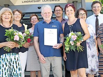 Das Staatliche Schulamt Lichtenfels verabschiedete vier Pädagogen in den Ruhestand und ehrte drei Lehrkräfte für 25 und 40 Jahre Schuldienst. Schulamtsdirektor Norbert Hauck (2. v. rechts) und Schulrätin Gisela Rohde (links) nahmen gemeinsam mit der Vertreterin des örtlichen Personalrats, Christine Eschenbacher (3. v. rechts.) die Ehrungen und Verabschiedungen vor. Foto: Gerda Völk