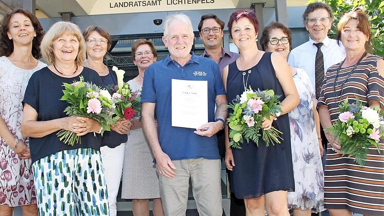 Das Staatliche Schulamt Lichtenfels verabschiedete vier Pädagogen in den Ruhestand und ehrte drei Lehrkräfte für 25 und 40 Jahre Schuldienst. Schulamtsdirektor Norbert Hauck (2. v. rechts) und Schulrätin Gisela Rohde (links) nahmen gemeinsam mit der Vertreterin des örtlichen Personalrats, Christine Eschenbacher (3. v. rechts.) die Ehrungen und Verabschiedungen vor. Foto: Gerda Völk