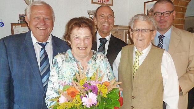 Gl&uuml;ckw&uuml;nsche f&uuml;r Kunigunda und Herbert Lokotsch (vorne) &uuml;berbrachten (hinten von links) Johann Pfister f&uuml;r den Landkreis sowie Hans-Dieter Ru&szlig; und Volker Pflaum f&uuml;r die Gemeinde.  Foto: Johannes Michel