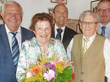 Gl&uuml;ckw&uuml;nsche f&uuml;r Kunigunda und Herbert Lokotsch (vorne) &uuml;berbrachten (hinten von links) Johann Pfister f&uuml;r den Landkreis sowie Hans-Dieter Ru&szlig; und Volker Pflaum f&uuml;r die Gemeinde.  Foto: Johannes Michel