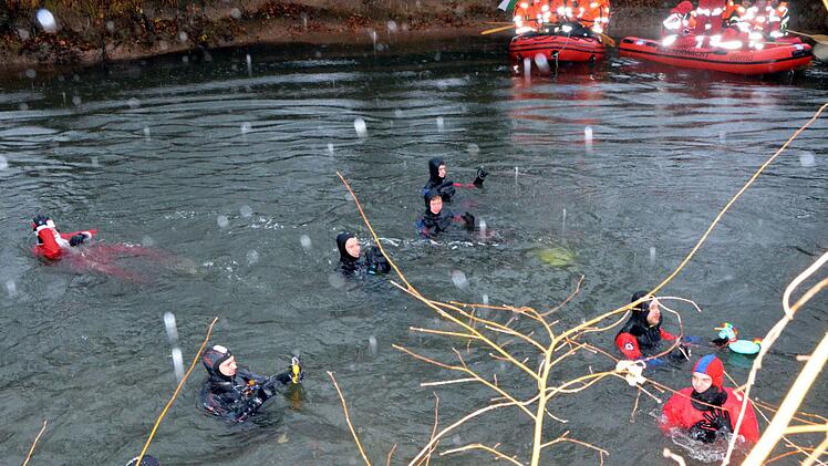 Nur 32 Schwimmer, unter ihnen sieben Frauen nahmen am diesjährigen Adventsschwimmen in der Saale teil. Wetter und geringer Wasserstand führten zu etlichen Absagen. Peter Rauch