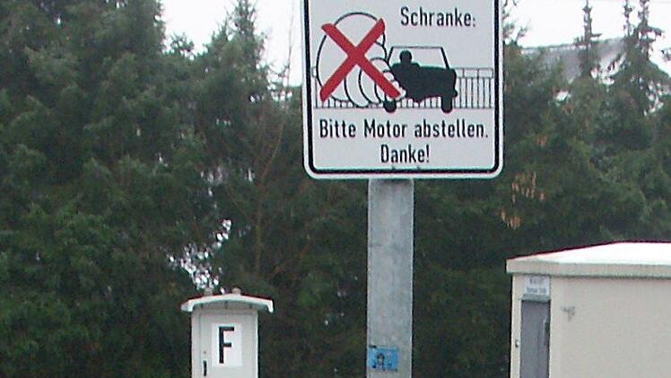 D&ouml;rfles-Esbach: Ein Automotor steht an einem Bahn&uuml;bergang unter dem Schild mit der Aufschrift &laquo;Bei geschlossener Schranke: Bitte Motor abstellen. Danke!&raquo;. Ob der Motor von einem Scherzbold oder einem Umwelts&uuml;nder dort abgestellt wurde, ermittelt jetzt die Polizei. Foto: -/Polizeiinspektion Coburg/dpa