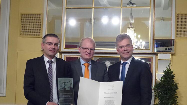 Mit der Urkunde (von links) Lars Schrettenbrunner, Stefan Rickert und Alexander Büchel Foto: Pauline Lindner