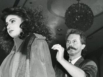 Hans-Knut Thoma hat sein privates Fotoalbum geöffnet. Hier frisiert er einer jungen Frau richtig viele Locken auf den Kopf - das war Mitte der 80er Jahre.