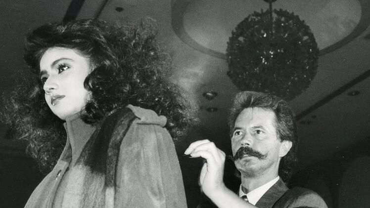 Hans-Knut Thoma hat sein privates Fotoalbum geöffnet. Hier frisiert er einer jungen Frau richtig viele Locken auf den Kopf - das war Mitte der 80er Jahre.