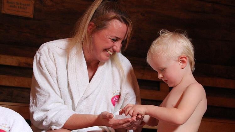 Pepe (2) liebt es, in der Eventsauna mit Eis zu experimentieren. Seine Mama Nadine  Hemme darf mitspielen. Diana Fuchs