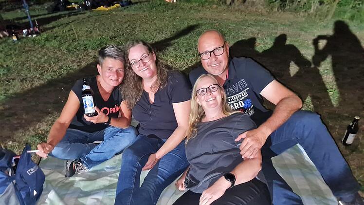 Aus dem hohen Norden, nämlich Bischofsgrün, und aus Ostheim vor der Rhön ist diese Picknick-Gruppe angereist. Foto: Susanne Will