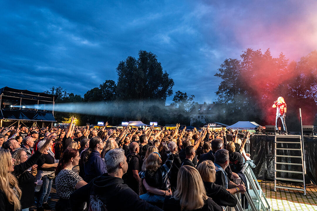 An die 2000 Besucher feierten die Rockmusik!