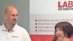 Genetikexperte Dipl. Biol. Hubert Bauer bei der anschließenden Live-Fragerunde mit Dr. Christina Weimann, die wie jedes Jahr durch das Programm des Züchtertags führte.